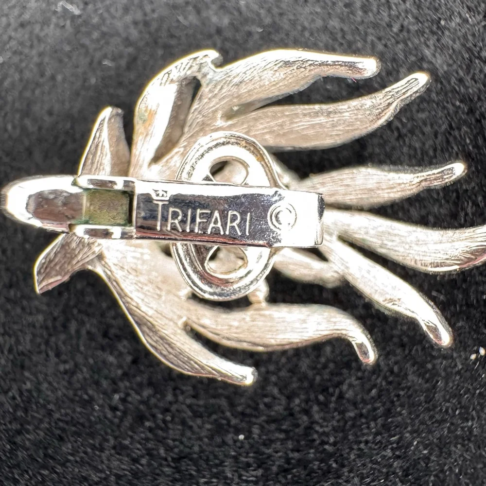 Crown Trifari quality 25 1955